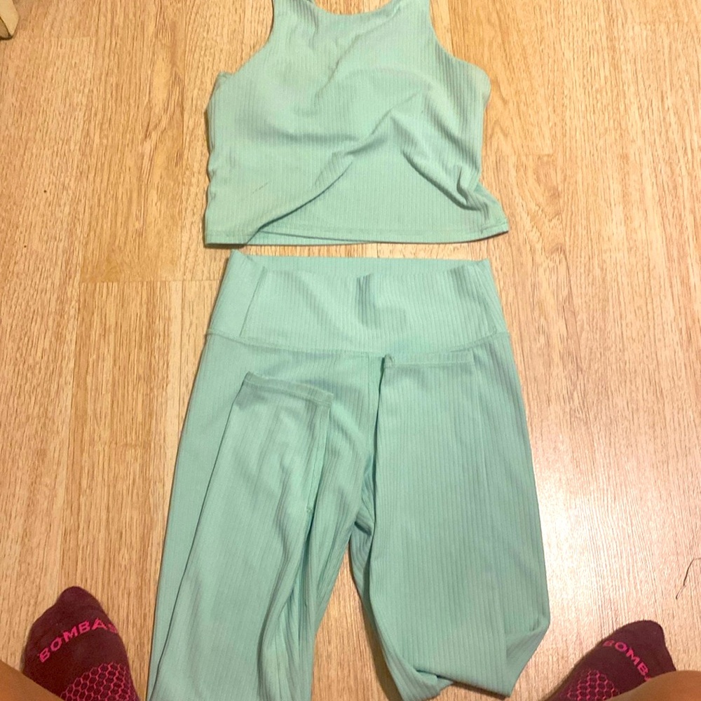 Two-piece workout wear for girls youth large